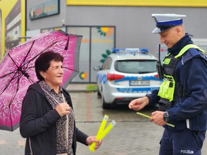 Mieleccy policjanci podczas rozdawania odblasków - seniorom podczas działań &quot;Jednoślad&quot;