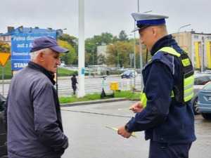 Mieleccy policjanci podczas rozdawania odblasków - seniorom podczas działań &quot;Jednoślad&quot;