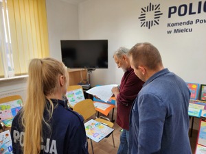 Rozstrzygnięcie konkursu prac plastycznych „Bezpieczne wakacje 2024” w KPP Mielec - Jury oceniające