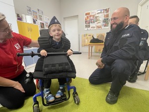 dzieci w z  Ośrodka Rehabilitacyjno-Edukacyjno-Wychowawczym w Woli Pławskiej z policjantami