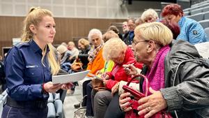 uczestnicy debaty społeczno-inauguracyjna &quot;Bezpieczeństwo w naszych rękach&quot; w Przecławiu