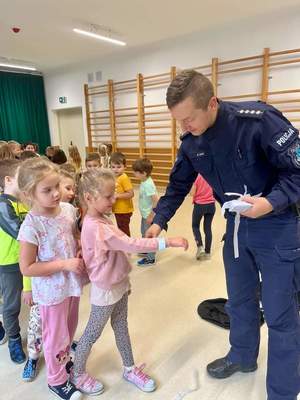 przedszkolaki z Zespołu Szkolno-Przedszkolnego w Borowej z dzielnicowym