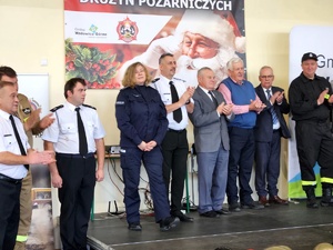 uczestnicy I Halowego Mikołajkowego Turnieju Dziecięcych Drużyn Pożarniczych w Wadowicach Górnych