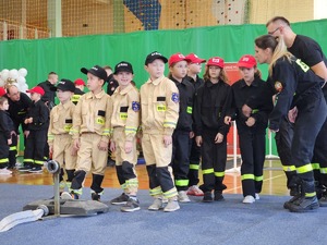 uczestnicy I Halowego Mikołajkowego Turnieju Dziecięcych Drużyn Pożarniczych w Wadowicach Górnych