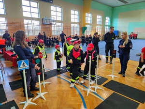 uczestnicy I Halowego Mikołajkowego Turnieju Dziecięcych Drużyn Pożarniczych w Wadowicach Górnych