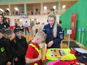 uczestnicy I Halowego Mikołajkowego Turnieju Dziecięcych Drużyn Pożarniczych w Wadowicach Górnych