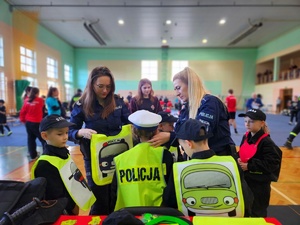 uczestnicy I Halowego Mikołajkowego Turnieju Dziecięcych Drużyn Pożarniczych w Wadowicach Górnych