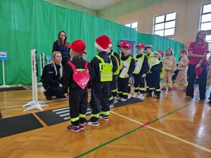 uczestnicy I Halowego Mikołajkowego Turnieju Dziecięcych Drużyn Pożarniczych w Wadowicach Górnych