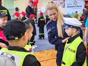 uczestnicy I Halowego Mikołajkowego Turnieju Dziecięcych Drużyn Pożarniczych w Wadowicach Górnych