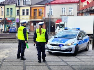 policjanci mieleckiej drogówki na tle radiowozu policyjnego
