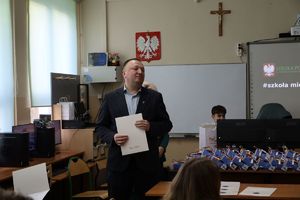 Uczestnicy spotkania międzypokoleniowego, uczniowie i seniorzy wraz z przedstawicielami mieleckiej Policji oraz Urzędu Miasta Mielec na czele z wiceprezydentem Tomaszem Leyko
