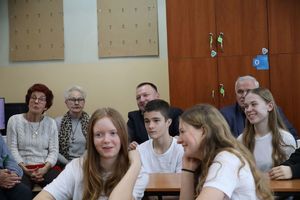 Uczestnicy spotkania międzypokoleniowego, uczniowie i seniorzy wraz z przedstawicielami mieleckiej Policji oraz Urzędu Miasta Mielec na czele z wiceprezydentem Tomaszem Leyko