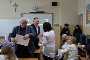 Uczestnicy spotkania międzypokoleniowego, uczniowie i seniorzy wraz z przedstawicielami mieleckiej Policji oraz Urzędu Miasta Mielec na czele z wiceprezydentem Tomaszem Leyko