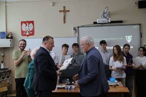 Uczestnicy spotkania międzypokoleniowego, uczniowie i seniorzy wraz z przedstawicielami mieleckiej Policji oraz Urzędu Miasta Mielec na czele z wiceprezydentem Tomaszem Leyko