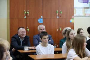 Uczestnicy spotkania międzypokoleniowego, uczniowie i seniorzy wraz z przedstawicielami mieleckiej Policji oraz Urzędu Miasta Mielec na czele z wiceprezydentem Tomaszem Leyko