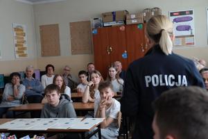 Uczestnicy spotkania międzypokoleniowego, uczniowie i seniorzy wraz z przedstawicielami mieleckiej Policji oraz Urzędu Miasta Mielec na czele z wiceprezydentem Tomaszem Leyko