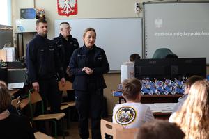 Uczestnicy spotkania międzypokoleniowego, uczniowie i seniorzy wraz z przedstawicielami mieleckiej Policji oraz Urzędu Miasta Mielec na czele z wiceprezydentem Tomaszem Leyko