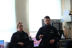 Uczestnicy spotkania międzypokoleniowego, uczniowie i seniorzy wraz z przedstawicielami mieleckiej Policji oraz Urzędu Miasta Mielec na czele z wiceprezydentem Tomaszem Leyko
