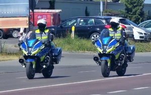 policjanci na motocyklach policyjnych