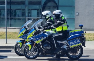 policjanci na motocyklach policyjnych