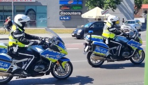 policjanci na motocyklach policyjnych