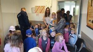 Przedszkolaki z Wadowic Górnych z wizytą na posterunku Policji