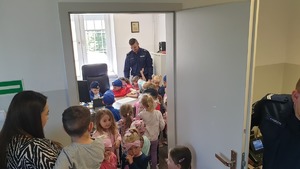 Przedszkolaki z Wadowic Górnych z wizytą na posterunku Policji