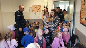 Przedszkolaki z Wadowic Górnych z wizytą na posterunku Policji