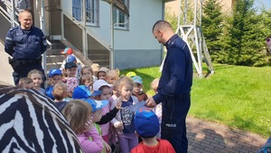 Przedszkolaki z Wadowic Górnych z wizytą na posterunku Policji