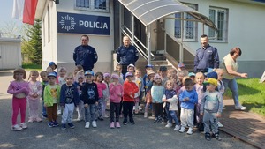 Przedszkolaki z Wadowic Górnych z wizytą na posterunku Policji