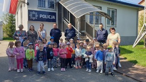 Przedszkolaki z Wadowic Górnych z wizytą na posterunku Policji