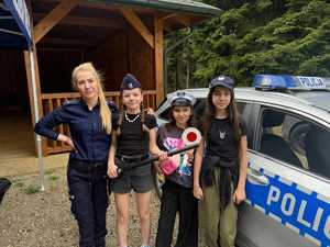 Uczestnicy rajdu rowerowego wraz z policjantami
