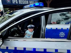 Uczestnicy rajdu rowerowego wraz z policjantami