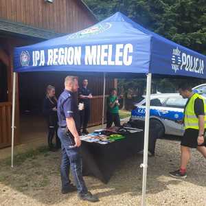 Uczestnicy rajdu rowerowego wraz z policjantami