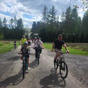 Uczestnicy rajdu rowerowego wraz z policjantami