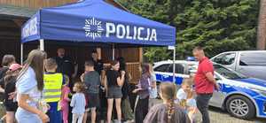 Uczestnicy rajdu rowerowego wraz z policjantami