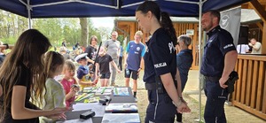Uczestnicy rajdu rowerowego wraz z policjantami