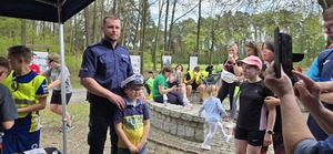 Uczestnicy rajdu rowerowego wraz z policjantami