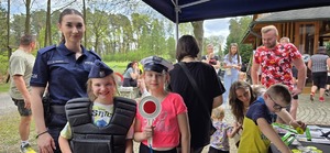 Uczestnicy rajdu rowerowego wraz z policjantami
