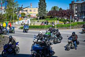Uczestnicy otwarcia sezonu motocyklowego w Radomyślu Wielkim oraz policjanci