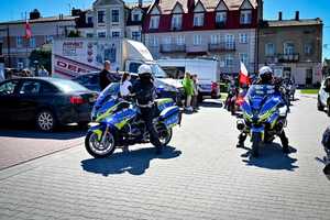 Uczestnicy otwarcia sezonu motocyklowego w Radomyślu Wielkim oraz policjanci