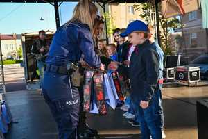 Uczestnicy otwarcia sezonu motocyklowego w Radomyślu Wielkim oraz policjanci