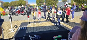 Uczestnicy otwarcia sezonu motocyklowego w Radomyślu Wielkim oraz policjanci
