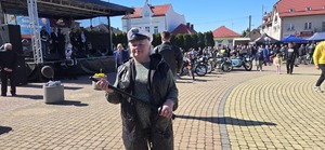 Uczestnicy otwarcia sezonu motocyklowego w Radomyślu Wielkim oraz policjanci