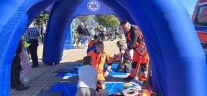 Uczestnicy otwarcia sezonu motocyklowego w Radomyślu Wielkim oraz policjanci