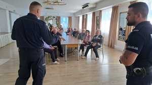 Uczestnicy (seniorzy i policjanci) spotkania profilaktycznego na terenie gminy Tuszów Narodowy