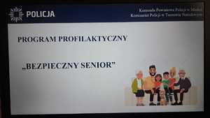 Uczestnicy (seniorzy i policjanci) spotkania profilaktycznego na terenie gminy Tuszów Narodowy