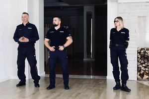 Uczestnicy (seniorzy i policjanci) spotkania profilaktycznego na terenie gminy Tuszów Narodowy