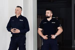 Uczestnicy (seniorzy i policjanci) spotkania profilaktycznego na terenie gminy Tuszów Narodowy