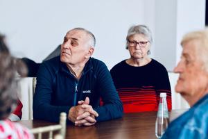 Uczestnicy (seniorzy i policjanci) spotkania profilaktycznego na terenie gminy Tuszów Narodowy